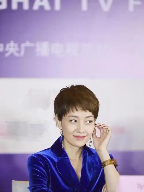 马伊琍换新发色好洋气,一身宝蓝丝绒西装真高级,美得很优雅|短发|发型