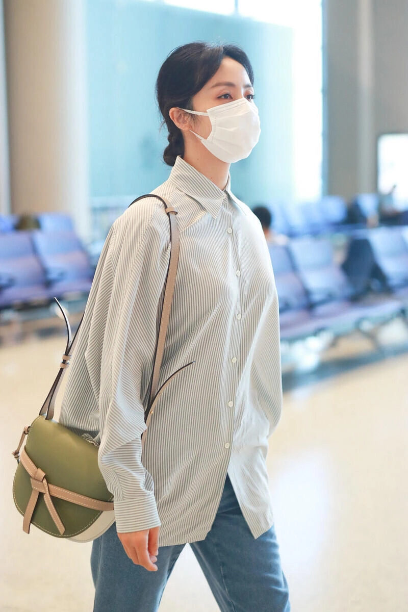 孙莉带女儿拍杂志,一身运动装帅气时髦,多多气质美貌快赶超妈妈