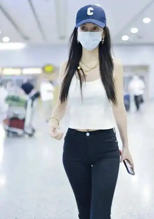 白色老头衫搭黑色牛仔裤,很辣妈_金色_杨颖和_棒球帽