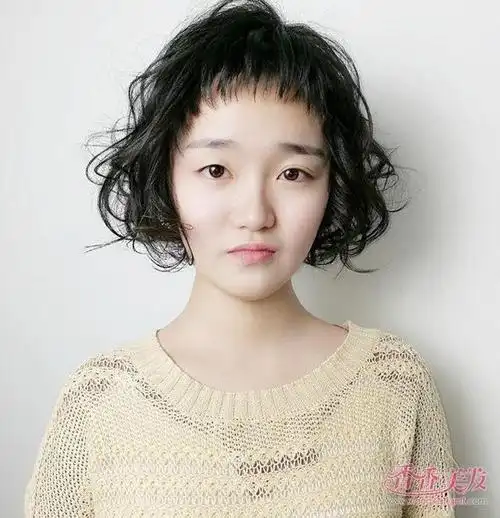 并且这种卷发不做 染发也很好看,额前二次元短刘海做了嬉皮