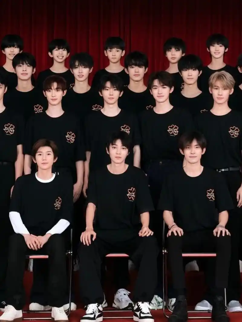 峰峻成立14周年晒出了旗下艺人的大合影,tfboys,时代少年团,等等男团