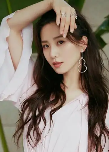 刘诗诗才是真仙女!一袭粉色长裙既甜蜜又别致,微卷长发时髦吸睛