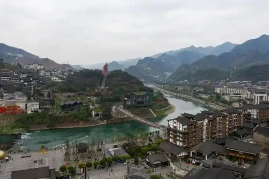 赤水河畔茅台镇全景(仁怀融媒体中心提供)