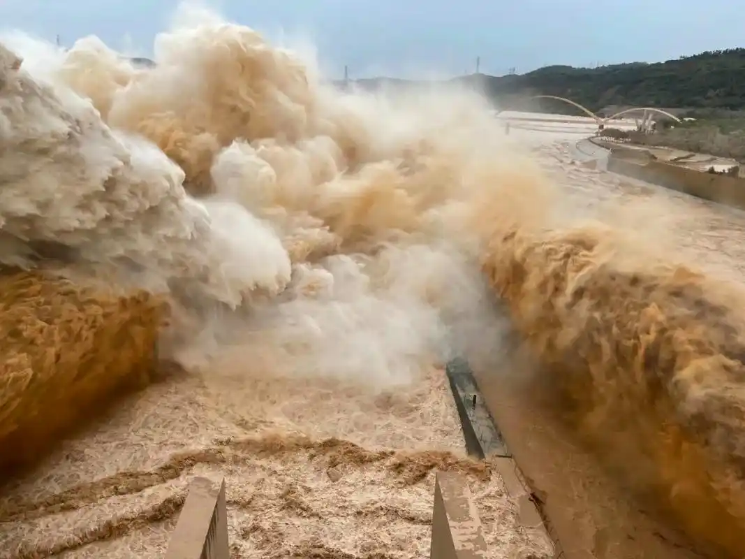 小浪底水库泄洪.苏南/摄