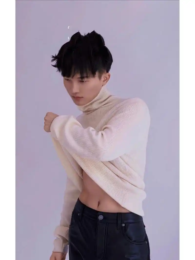 啊啊啊深崽崽滴腹肌啊9898(啊啊,周深拿着天蓝色的剪刀来剪我啦)