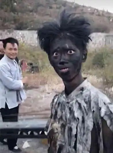 小哥哥当群演被"炸"成黑人,结果一个露齿笑,反而成了经典