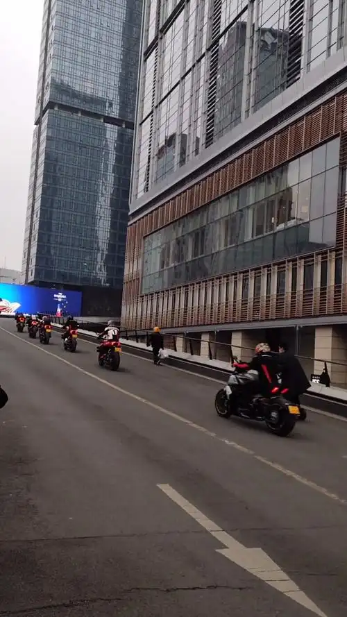 30多万的杜卡迪摩托车队打卡太古里网红坡