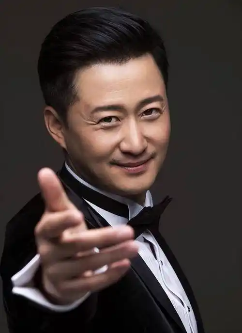 50岁巨星吴京病倒入院,面容憔悴很沧桑,医生对着膝盖打针_硬汉_形象