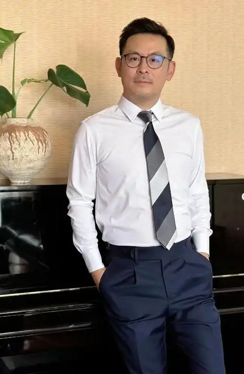 一个合适的发型不仅能改变面容,还能散发出成熟稳重的气质.