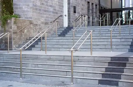 带白钢栏杆和硬木扶手栏杆不锈钢栏杆不锈钢扶手安装在墙壁和台阶上