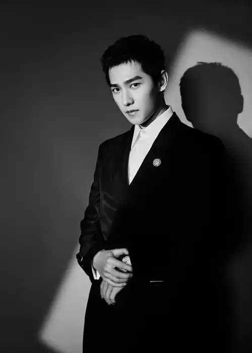 杨洋黑色复古西服酷帅写真图片49