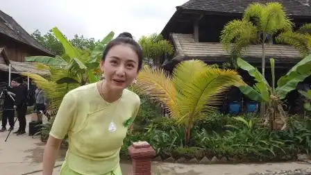 《让你听懂你的语言》女主陆怡璇片场可爱的一面独家爆光