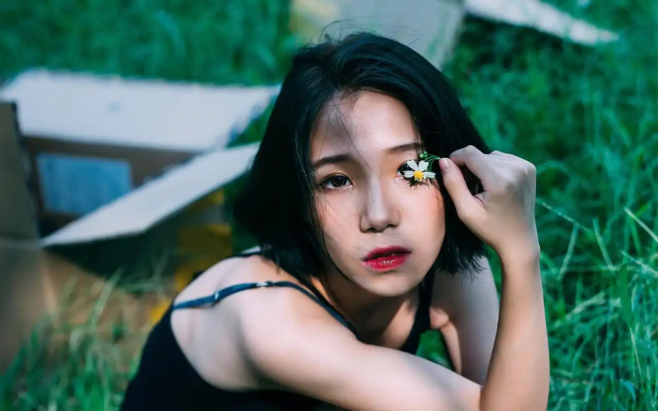 个性短发美女户外意境美写真壁纸高清大图预览1920x1080_美女壁纸下载