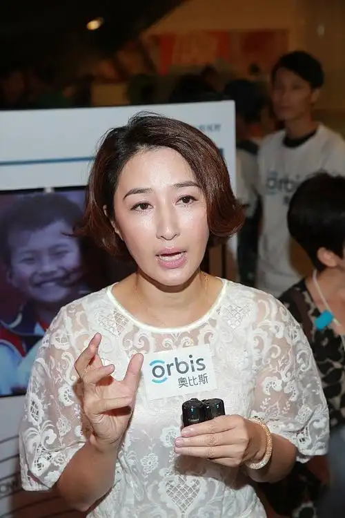 关咏荷的生活一看就很滋润就算都奔六了穿裙子还是那么清纯