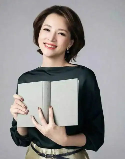 董卿不愧是"最美主持人",发不过肩,不穿金戴银,却优雅高级