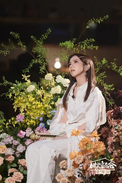 【#时光音乐会#第四期剧照】花海中诉说《唯一》的故事,@gem鄧紫棋用