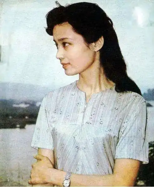 68岁影后潘虹,离婚后又经历3段失败恋情,无儿无女63岁皈依佛门_腾讯