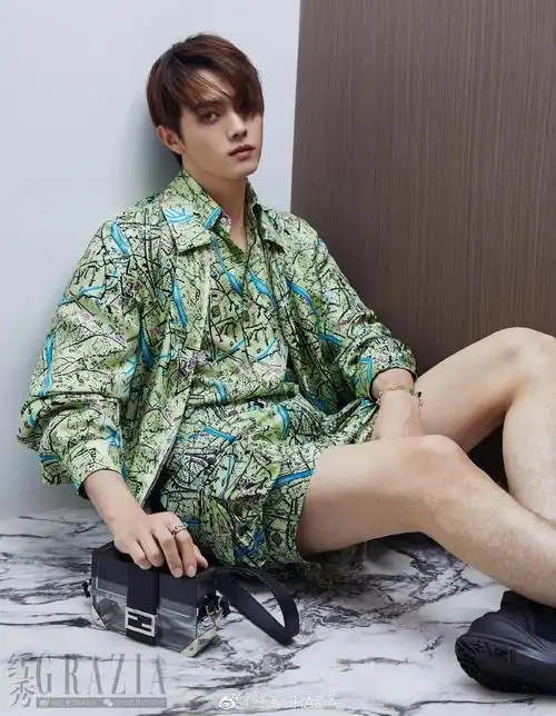 许凯夏日色彩大片#炙热夏日里的一抹彩色96 恰到好处的肌肉线条!