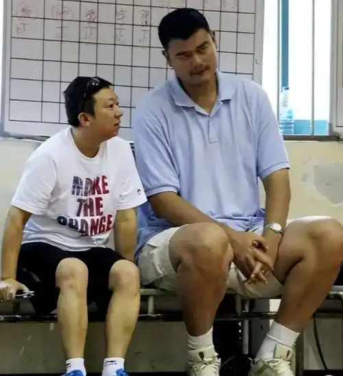 姚明体型有多夸张奥尼尔站身边似小鸟依人泳池训练像灭霸