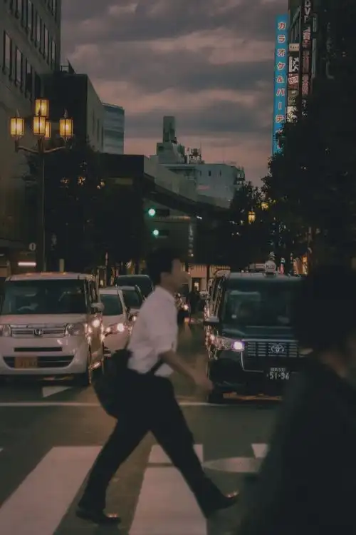 擦肩而过模糊你的背影