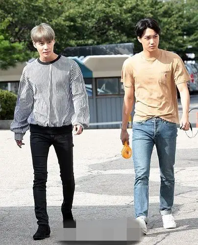 exo成员kai,shinee泰民一同现身"上班路" gfriend郑艺琳羊角辫俏皮