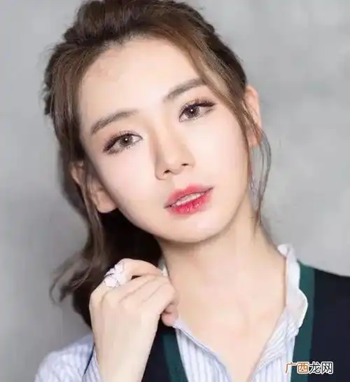 文章插图而且短下巴友好的发型不光高马尾噢 ,半高马尾和丸子头也都是