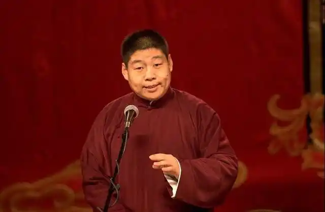 德云社李鹤彪发文配图引争议,被网友质问,为何不给李菁打马赛克