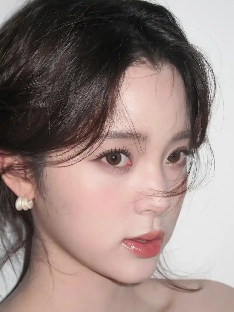 眼妆深邃迷人,眼影眼线完美搭配,欧阳娜娜眼神杀伤力十足