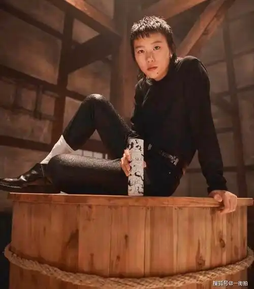 原创王菲女儿窦靖童直播染新发色有秃顶趋势对着网友吸烟真有性格