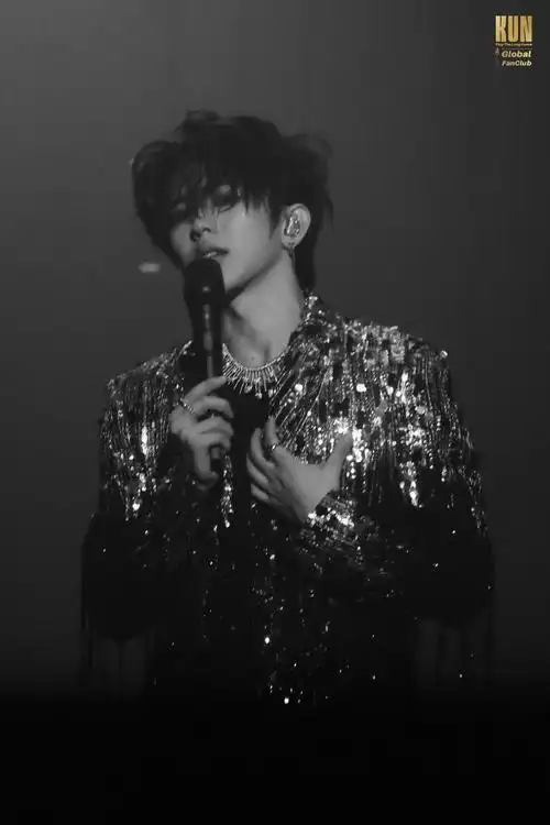 hug me(抱我)|spotlight-蔡徐坤睡前记得73蔡徐坤超话签到休闲时刻