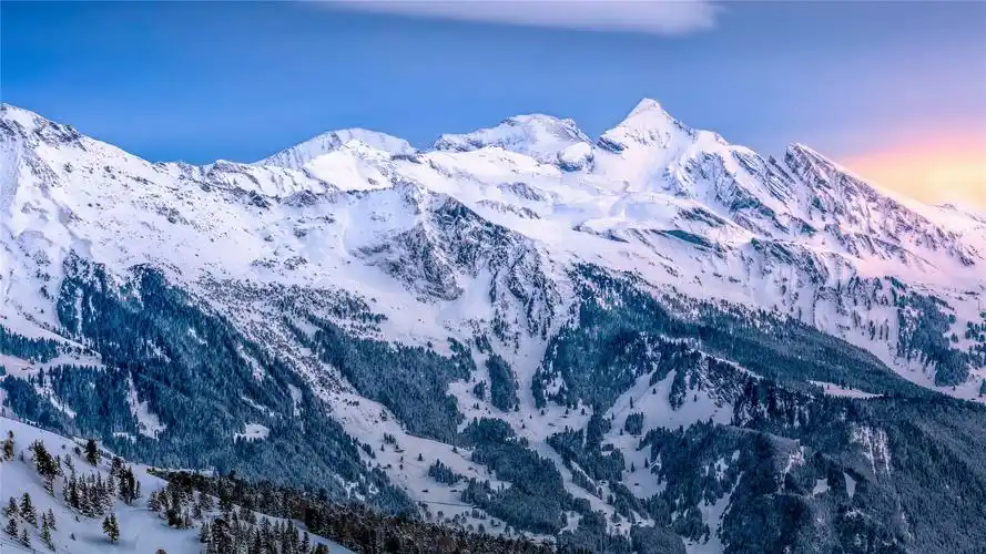 雄伟的雪山唯美高清桌面壁纸