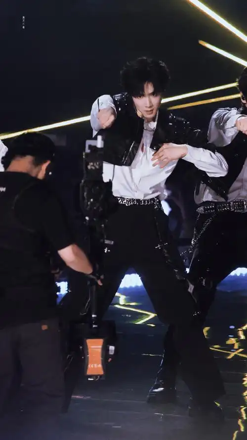 231110 天猫双十一舞台的king95@时代少年团-刘耀文#刘耀文露肩衬衫