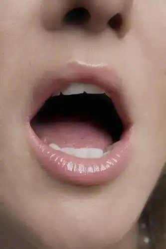 张嘴,张大嘴巴,年轻女性,女人,女性,白种人,鼻,鼻孔,齿,口,口腔,牙