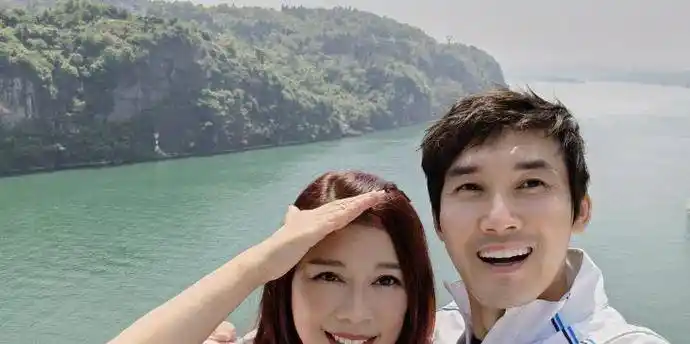 张铎晒与妻子合照提前庆六一两人依偎好恩爱陈松伶变瘦不少