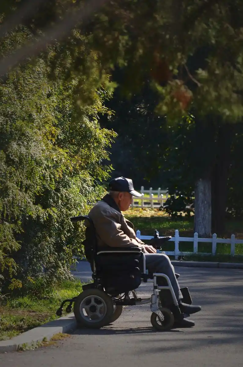 孤独老人 - 爱摄影的幻梦 - 图虫
