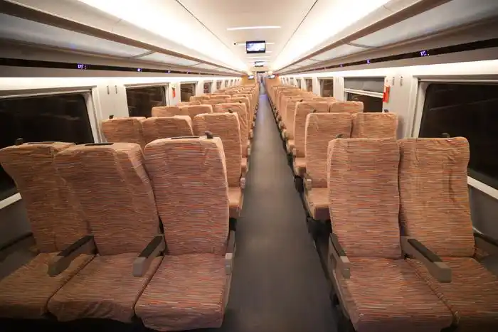 干净敞亮的"复兴号"二等座车厢