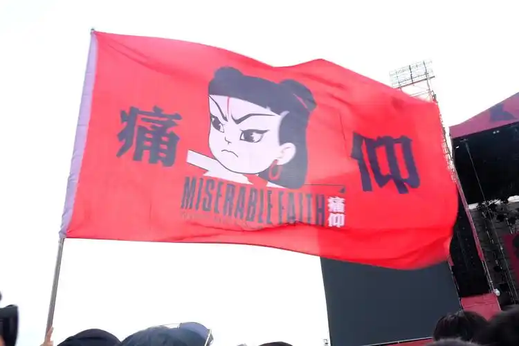 无论是怒目的三太子还是双手合十慈眉善目的哪吒,皆是"痛仰".