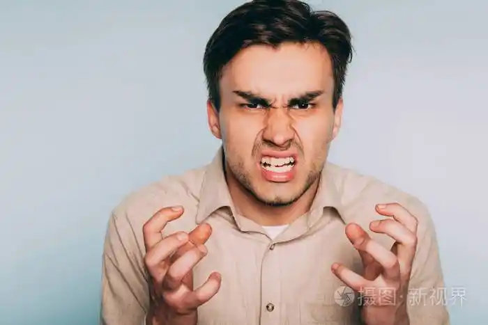 愤怒愤怒的仇恨激怒了人的牙齿