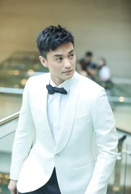 周一围西装搭配金属元素现身上海国际电影节 尽显典雅活力