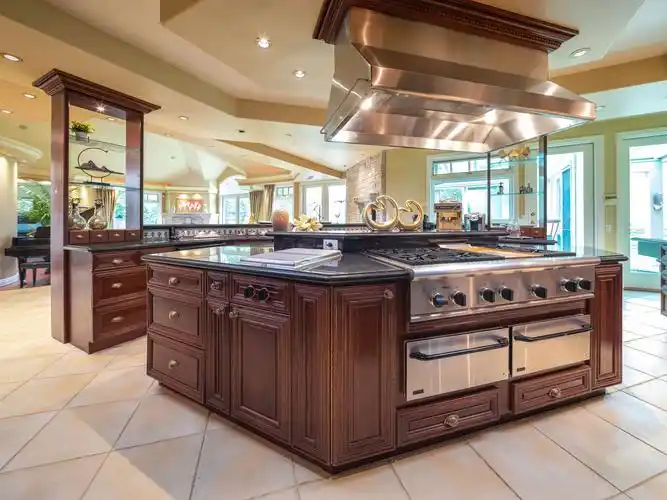 开放式厨房,更加拥有最高端配置thermador和subzero及gourmet