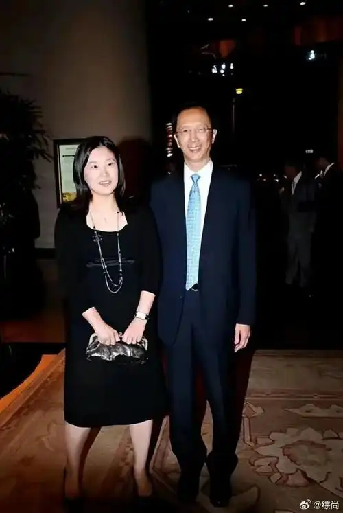 伏明霞携老公露面:穿黑裙 高跟鞋 短发,时尚又大气!