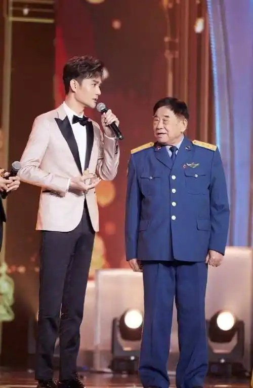 粉圈太可怕!朱一龙粉丝内涵王凯,要求朱一龙跟他握手要带手套