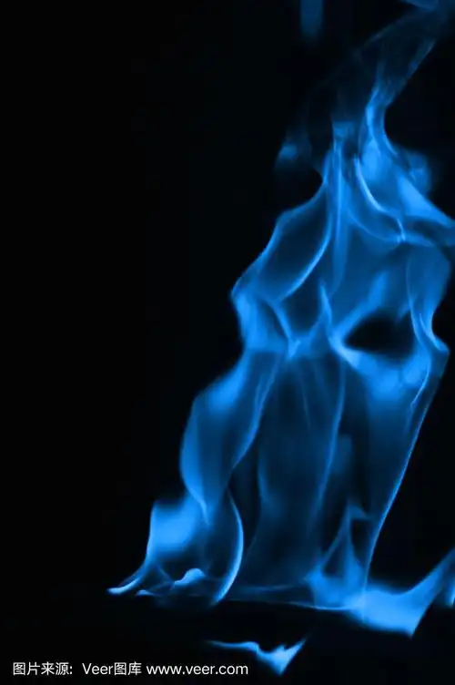 美丽的蓝色火焰火焰在黑色的背景