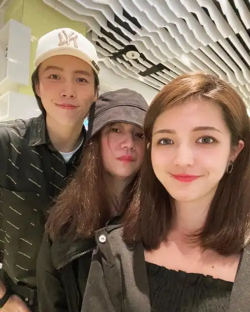 林瑞阳前妻曾哲贞51岁生日与高颜值子女同框晒幸福曾痛斥张庭插足