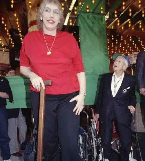 世界上最高的10个女巨人第一名身高247米2