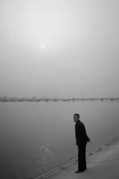 第一张图望风景的大叔