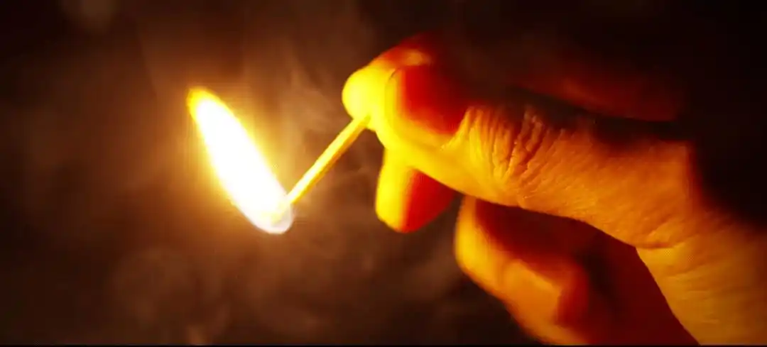 怀疑妻子有外遇永康务工男子向妻子泼清漆并点火将她烧伤致死事后抛下