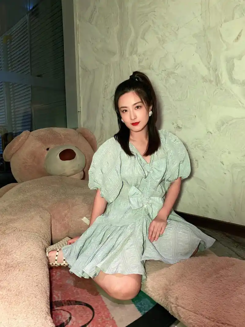 徐百慧的泡泡纱连衣裙可真美!