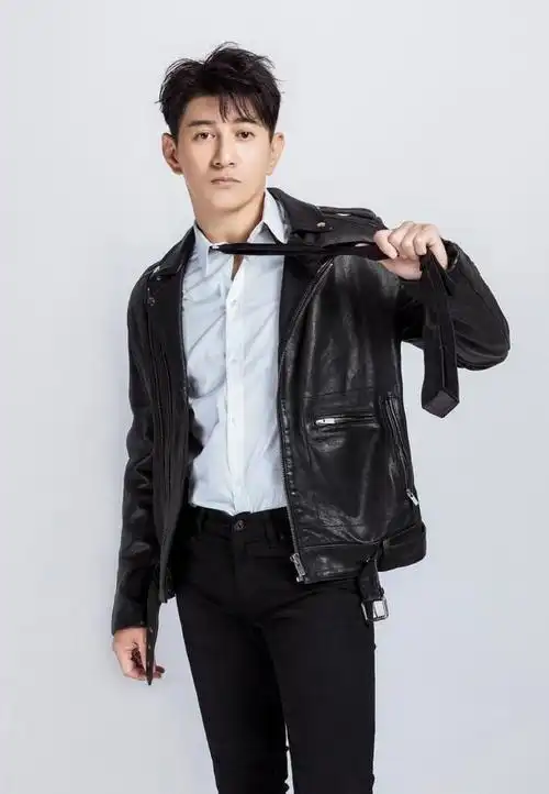 50岁吴奇隆颜值再回春一袭朋克风堪比撕漫男难怪诗诗会爱他