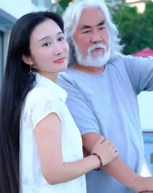 张纪中携带年轻妻子参加活动,不顾伴侣在身边偷偷扭头看性感女性